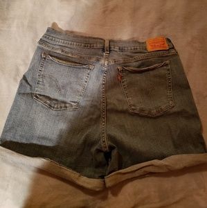Women's Levi's shorts 32